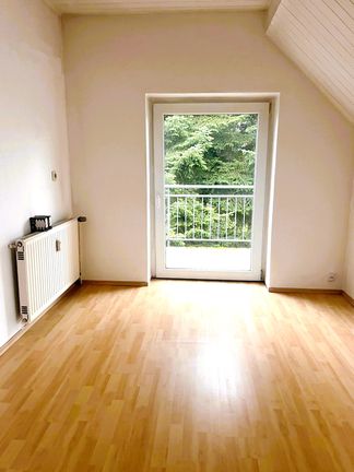 Essbereich mit Zugang zum Balkon