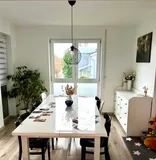 Blick ins Esszimmer, fotografiert von der Durchreiche der Küche