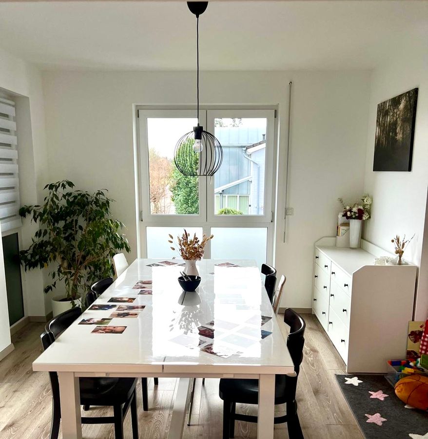 Blick ins Esszimmer, fotografiert von der Durchreiche der Küche