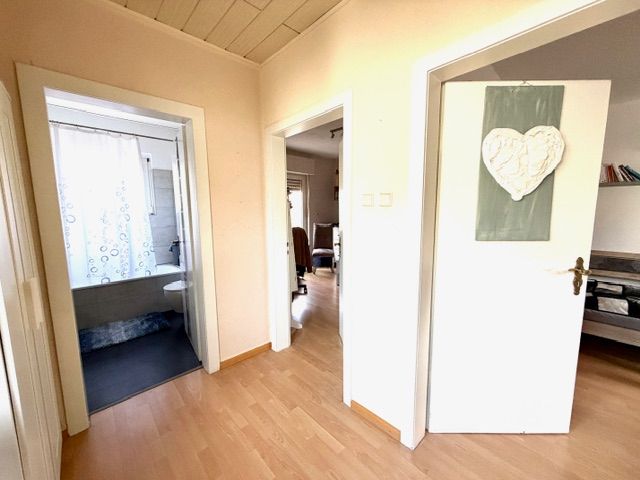 1.Obergeschoss (2 Zimmer, Bad  und  Balkon)
