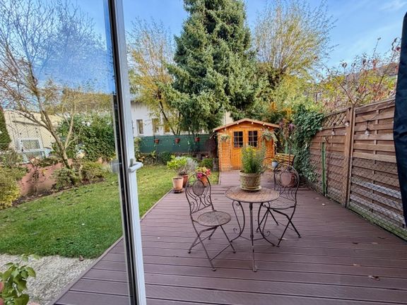 Blick vom Wohnbereich in den Garten