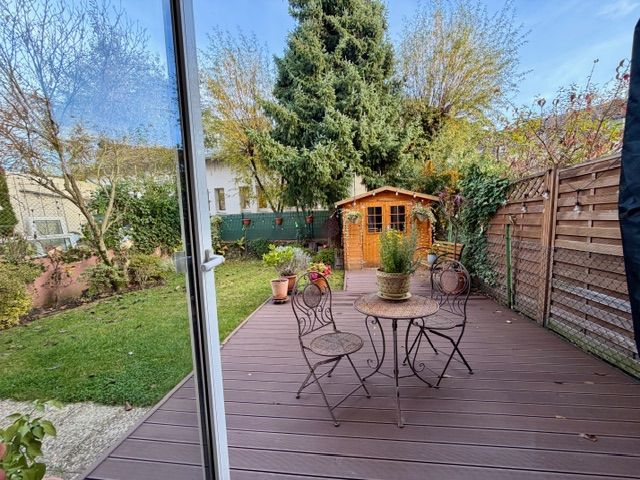 Blick vom Wohnbereich in den Garten