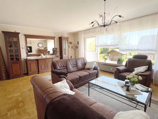 Haushälfte links Wohnbereich mit Zugang zu Terrasse und Garten