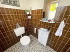 Haushälfte lins - Gäste-Toilette mit Fenster