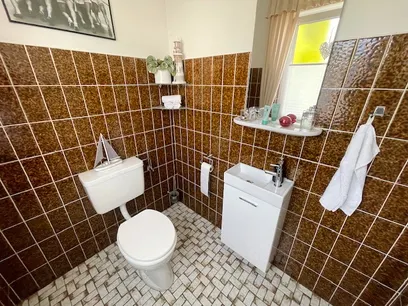 Haushälfte lins - Gäste-Toilette mit Fenster