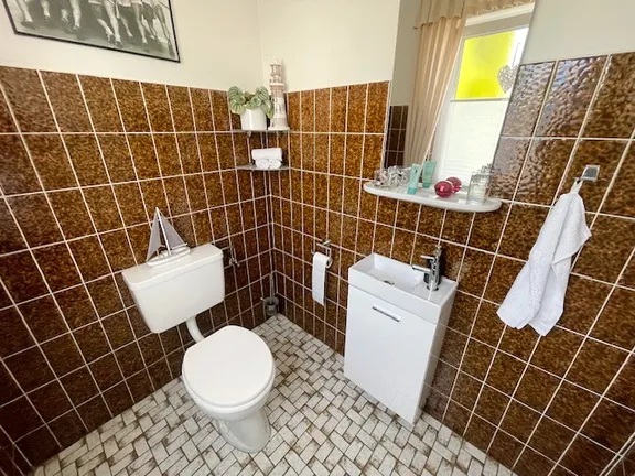 Haushälfte lins - Gäste-Toilette mit Fenster