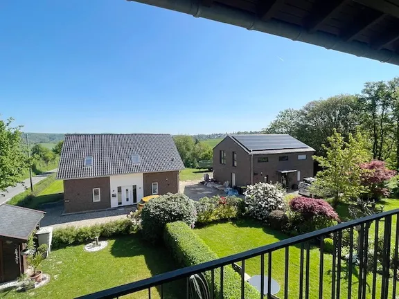 Haushälfte links Blick vom Balkon