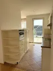 Blick in die Küche und auf den Balkon