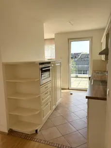 Blick in die Küche und auf den Balkon
