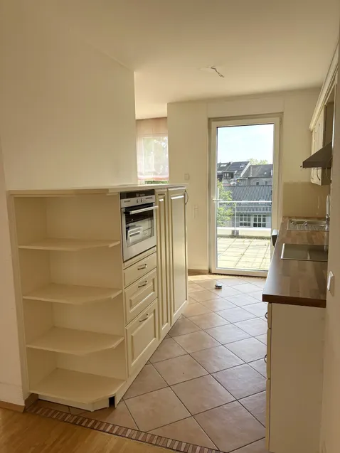 Blick in die Küche und auf den Balkon