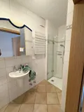 Gäste-Toilette mit Dusche
