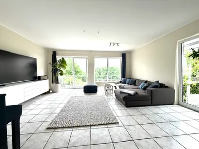 Wohnbereich mit Zugang zum Balkon und zum Garten