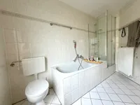 Bad mit Wanne und Dusche im Obergeschoss