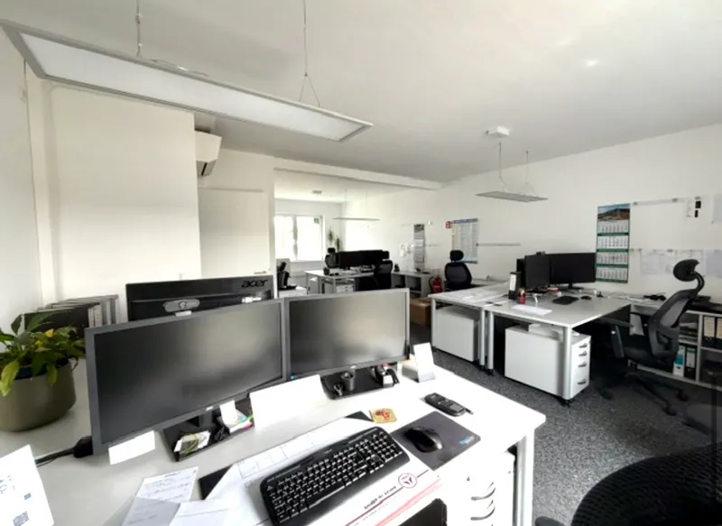 Großes Büro