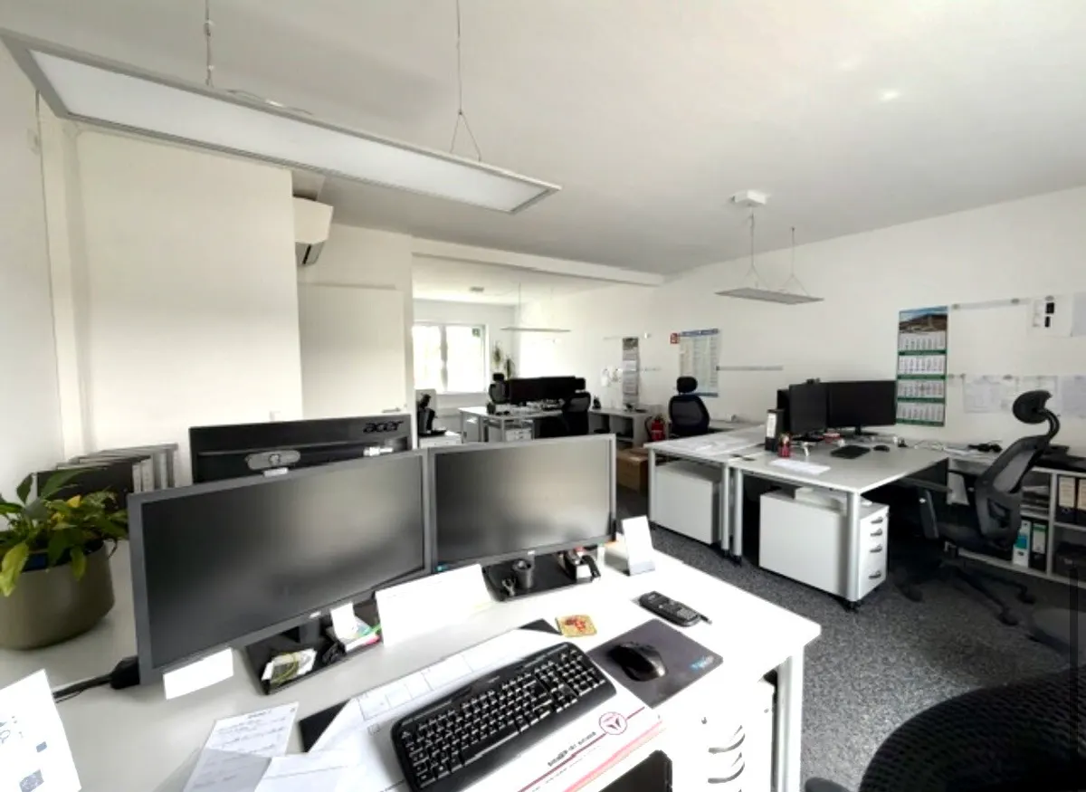 Großes Büro