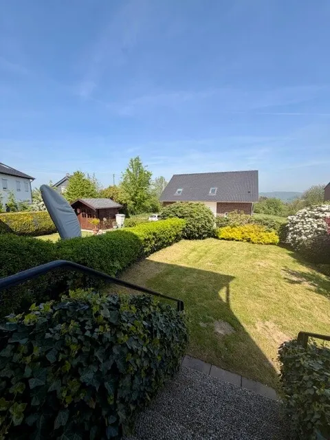 Haushälfte rechts - Blick in den tollen Garten