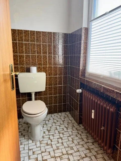 Haushälfte rechts - Gäste-WC mit Fenster