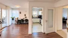 Wohn-/Esszimmer mit Küche und Zugang zum Balkon