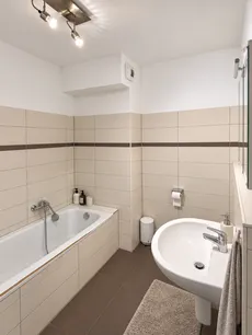 Badezimmer mit Wanne und Dusche
