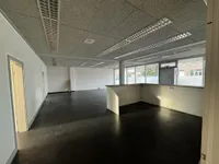 Gut erhaltener Industrieboden 