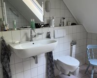 Badezimmer mit Fenster 