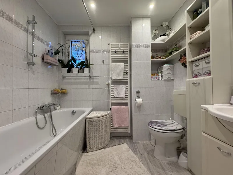 Badezimmer mit Fenster 