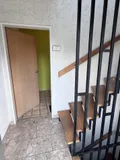 Hausflur mit Treppenhaus 