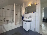 Geräumiges Bad mit Dusche /Wanne 
