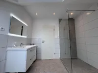 Großzügige Dusche 