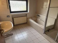 Badezimmer mit Fenster 