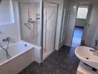 Badewanne und Dusche getrennt 