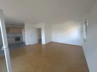 Blick Wohnraum und Küche 