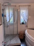 Dusche und Badewanne 