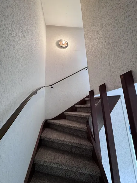 Holzteppe zum Obergeschoss 