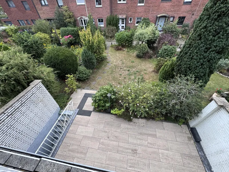 Blick Balkon in den Garten 