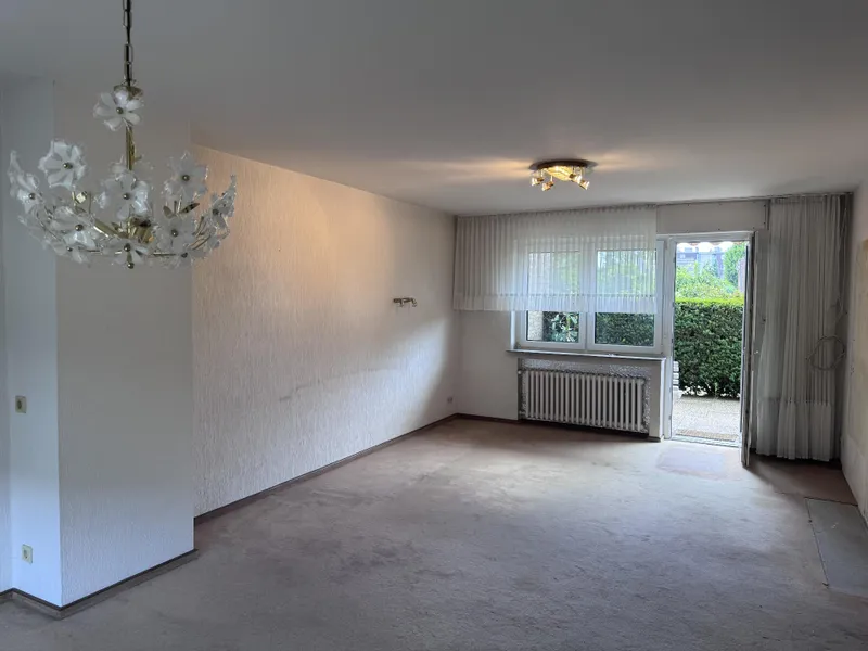 Geräumiges Wohnzimmer mit Austritt 