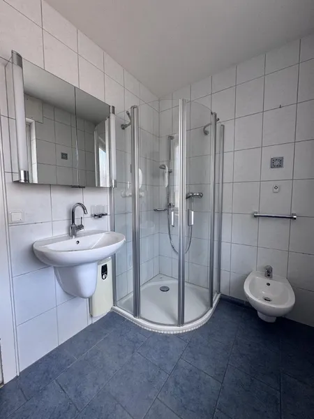 Bad mit bodentiefer Dusche 