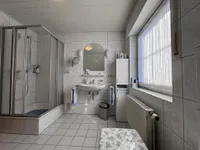 Großzügiges Bad mit Dusche  