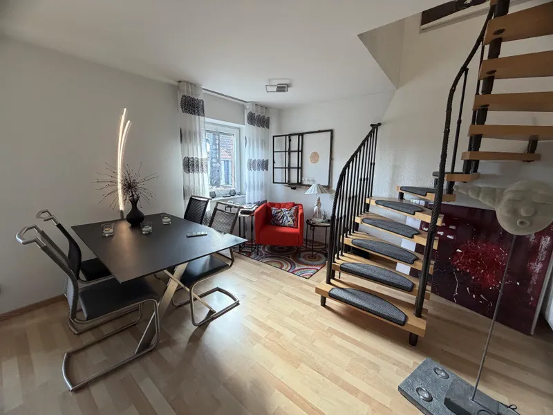 Essbereich mit Treppe zum Dachgeschoss 