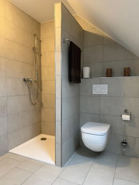 ...mit bodentiefer Dusche 