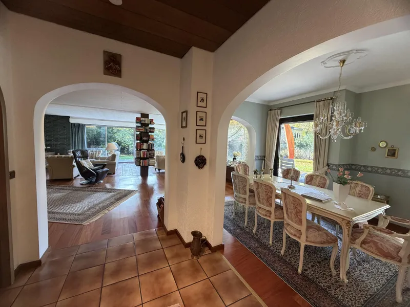 Blick Flur Richtung Ess-/ und Wohnbereich  