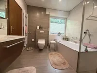 mit bodentiefer Dusche und Wanne 