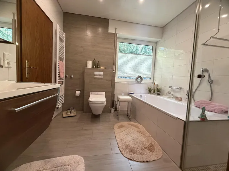 mit bodentiefer Dusche und Wanne 