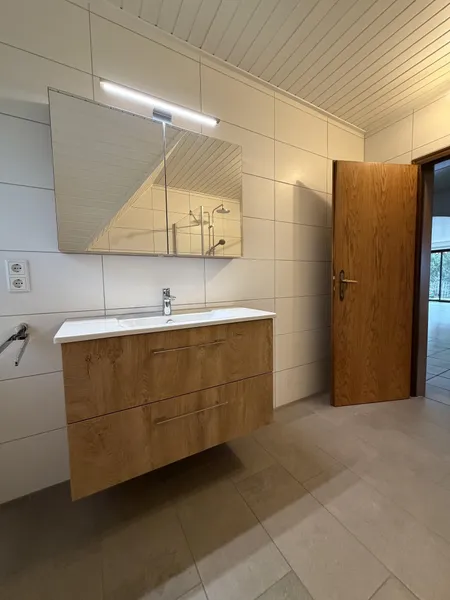 Schickes neuwertiges Bad 