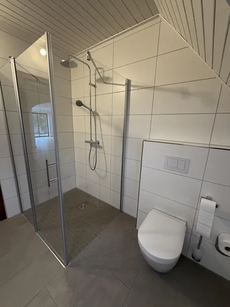 ...mit bodentiefer Dusche + Fenster 