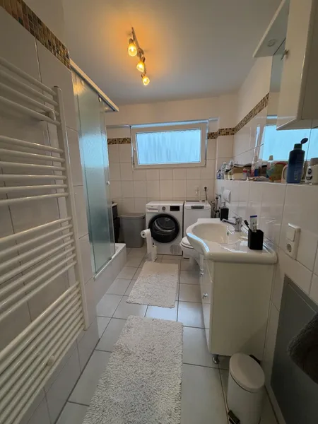 Badezimmer mit Fenster 