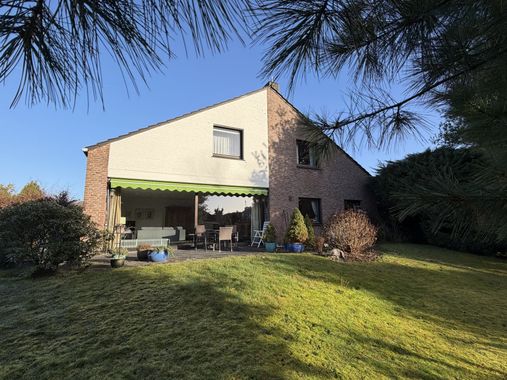 IN VORBEREITUNG! Gemütliches Doppelhaus mit Garage in Sackgassenwohnlage von Flüren