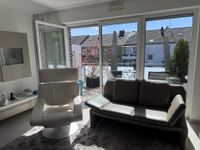 Wohnzimmer mit Balkonaustritt