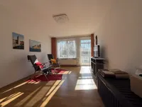 Wohnzimmer mit Balkonaustritt