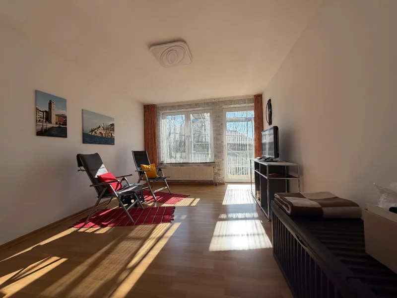 Wohnzimmer mit Balkonaustritt